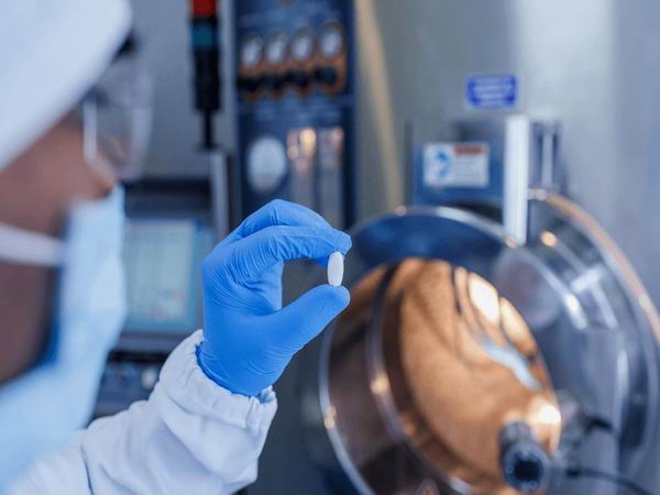 What are the specific characteristics of China’s pharmaceutical equipment industry at this stage?